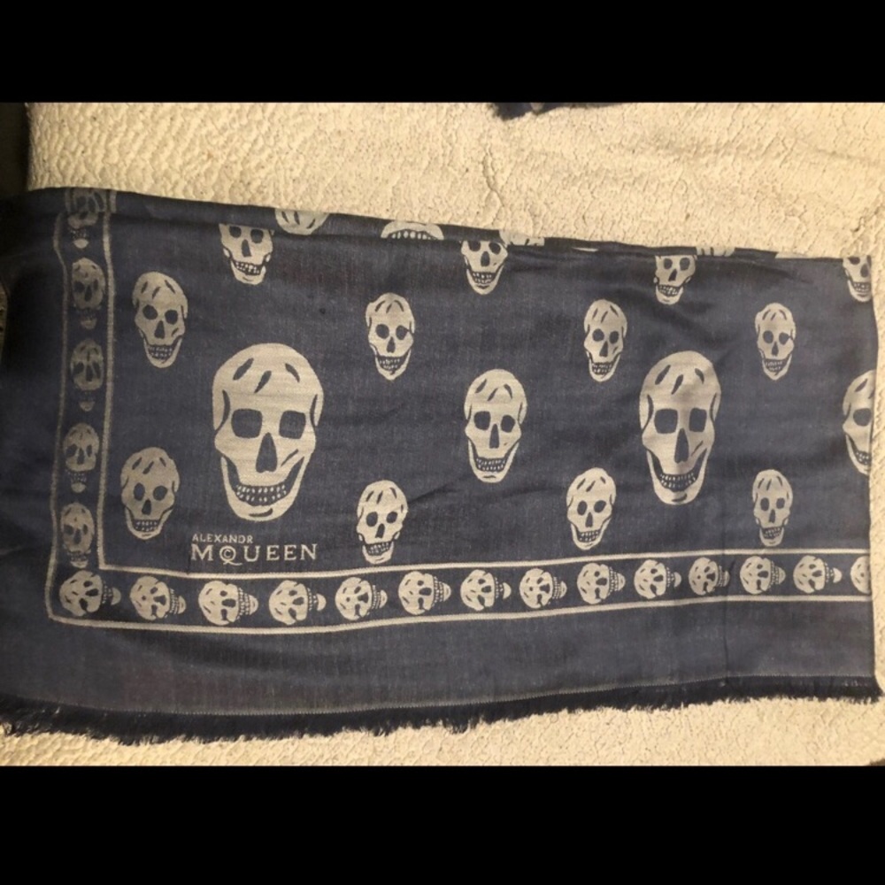 Alexander McQueen classic skull scarf